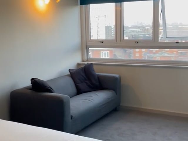 Amazing Room Avaliable in Newly Renovated Flat  Main Photo