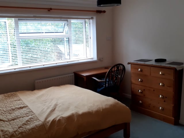 Two rooms central to Burgess Hill Station/shops. Main Photo