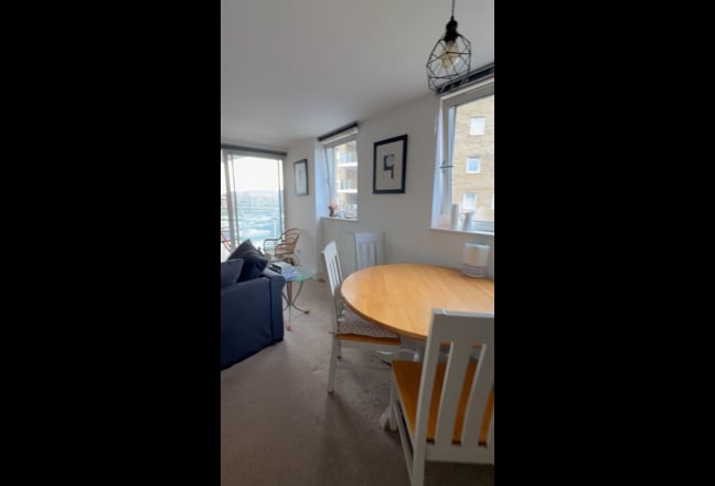 Two-bedroom flat overlooking Limehouse Basin, E14 Main Photo