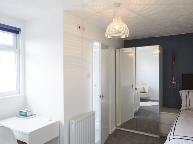 Very Large Bright Room with en suite  Main Photo