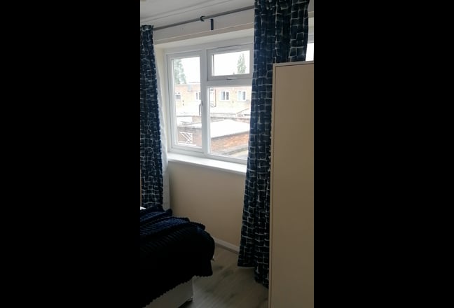 Spacious and Bright Rooms in a 5 Bedroom House Main Photo