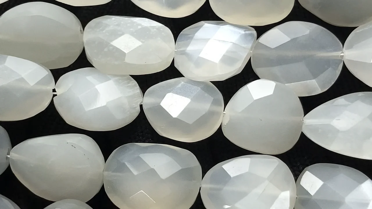 動画】宝石質ホワイトムーンストーンAA++ フラットタンブルカット 半連