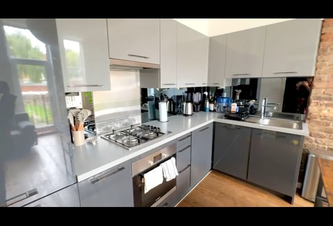 Big Peaceful Clapton Bedroom Main Photo