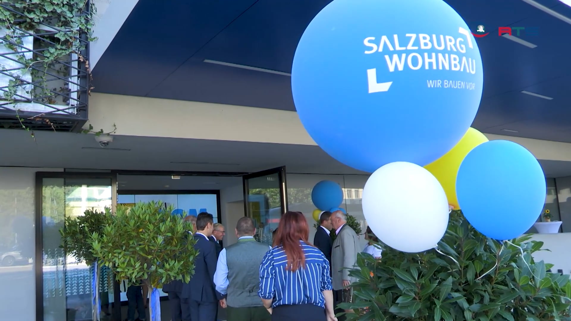 salzburg-wohnbau-fuehrungsspitze-sagt-beim-sommerfest-servus