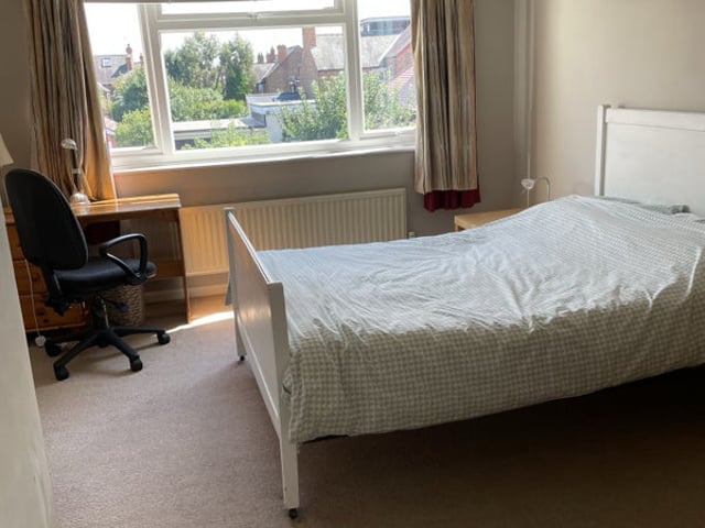 Large double bedsitting room close to Univ & QMC Main Photo