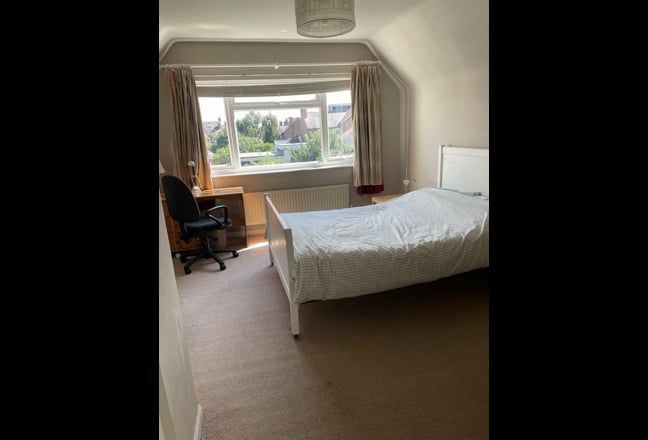 Large double bedsitting room close to Univ & QMC Main Photo