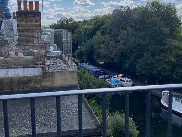  Room in newly refurbished flat overlooking canal Main Photo