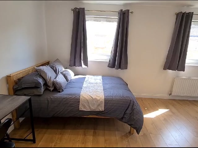 Modern Ensuite 8 Mins Walk West Quay with Parking Main Photo