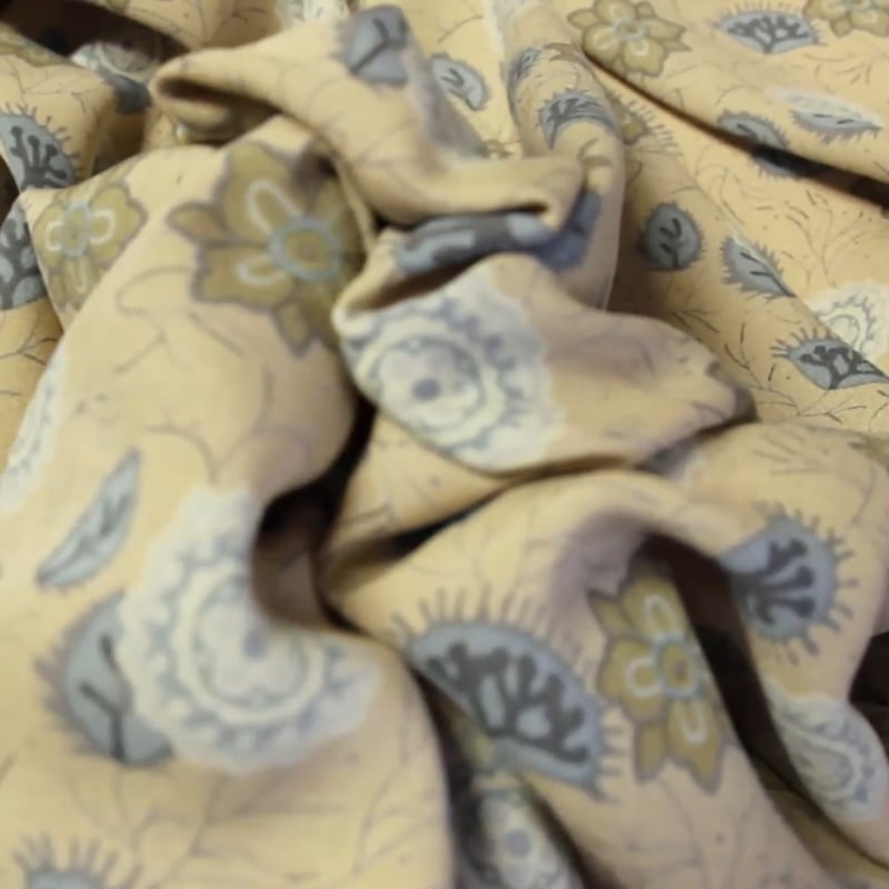 Vidéo: Crêpe 100% soie - Fleurs Vintage Beige et Bleu (Coupon de 1,80 mètres)