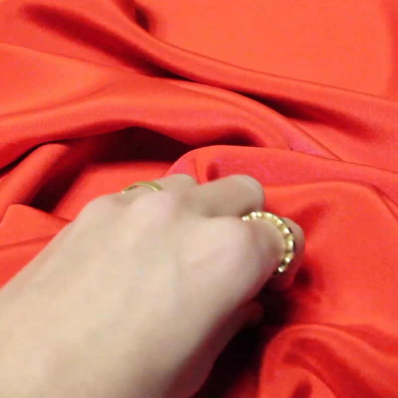 Vidéo: Crêpe cady 100% soie - Rouge (Coupon de 1,90 mètres)