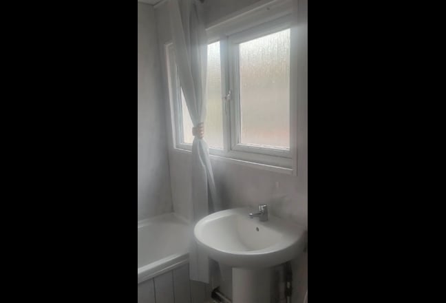 Spacious 3 Bed Property in the West End Main Photo