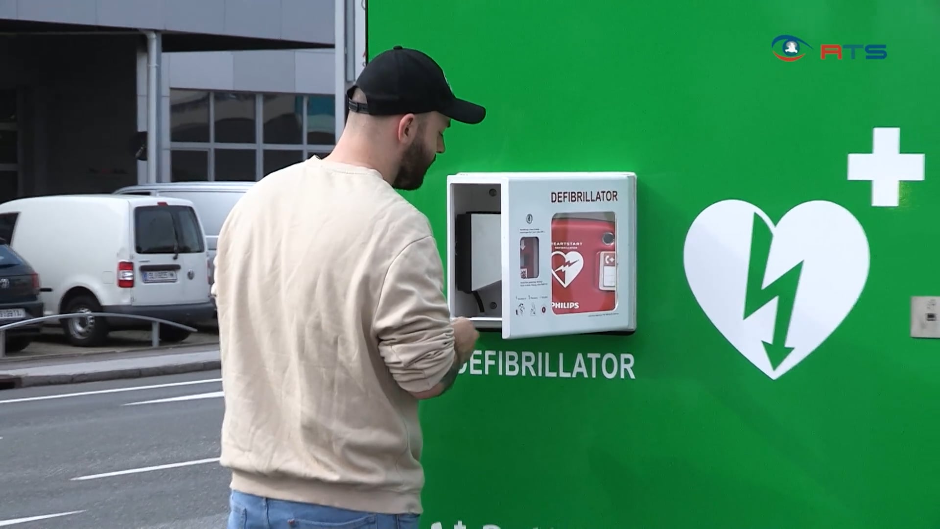 die-progress-werbung-initiiert-oeffentlichen-defibrillator