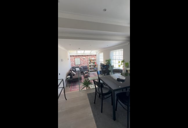 Spacious double ensuite room in new build flat Main Photo