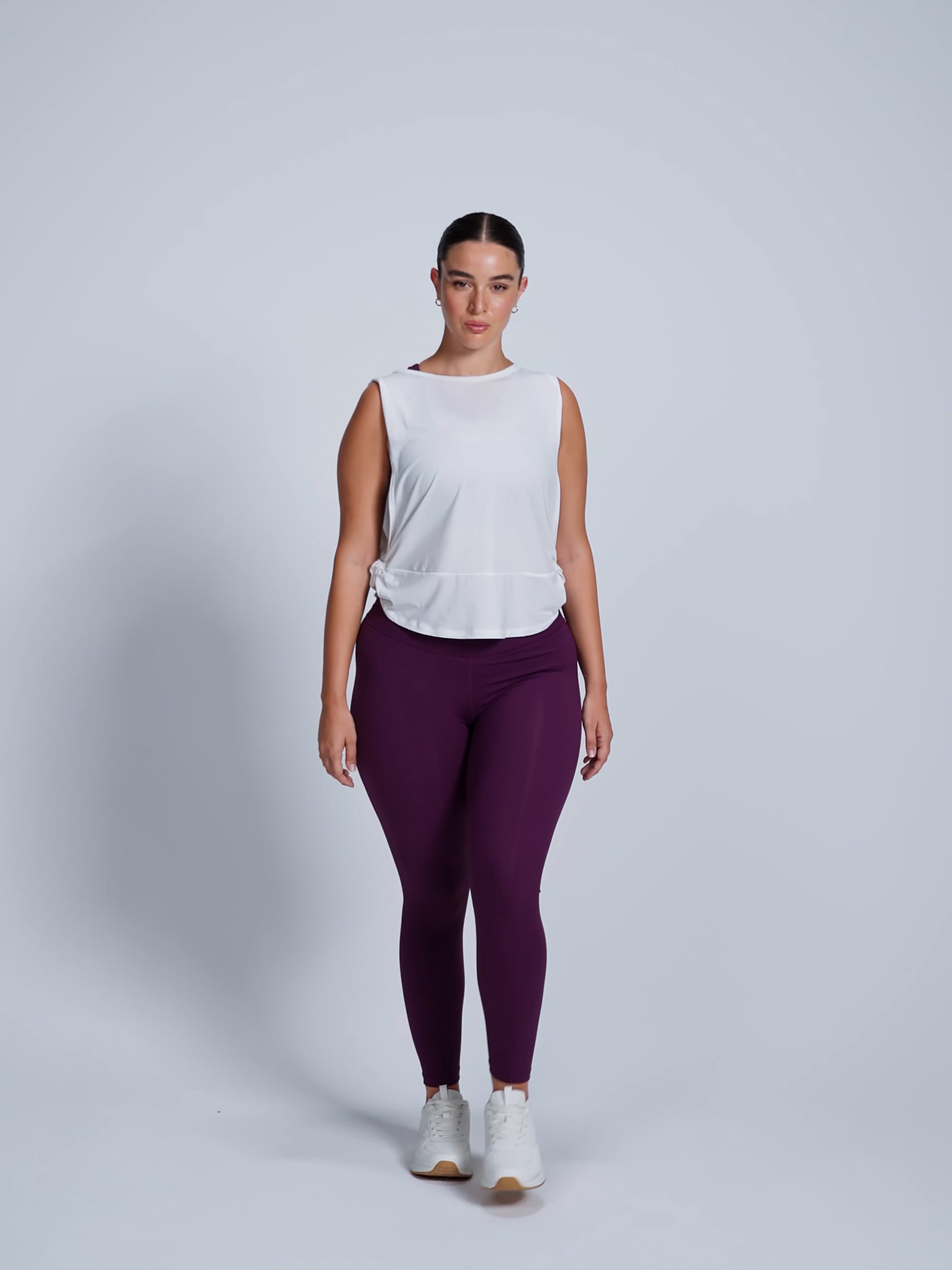 גופיית אימון עם טוויסט בצד