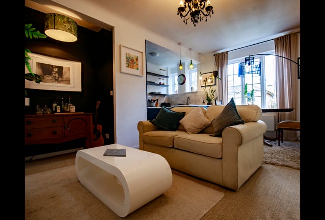 Luxurious 2 bed flat in popular area - bills inc. Main Photo