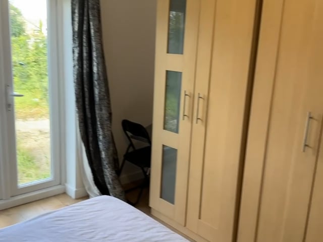 Newly redecorated en-suite room with own entrance  Main Photo