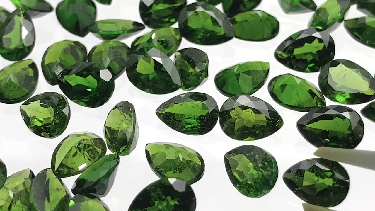 動画】宝石質クロムダイオプサイドAAA- ルース ペアシェイプファセット