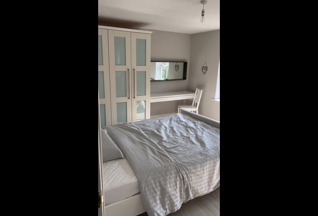 Large bedroom with en-suite in a large 4 bed house Main Photo