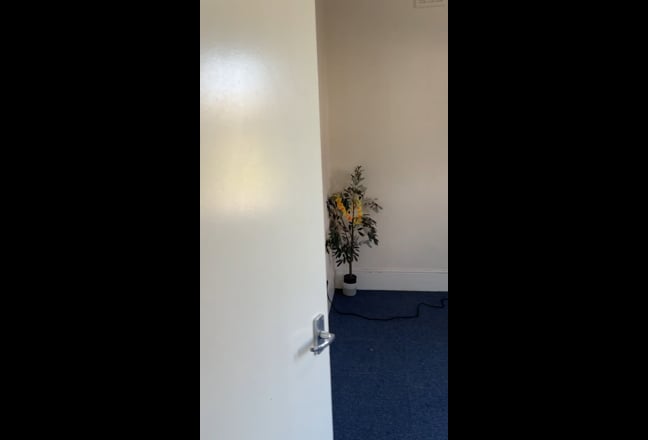 Large Double Bedroom Available in Cozy Flat Main Photo