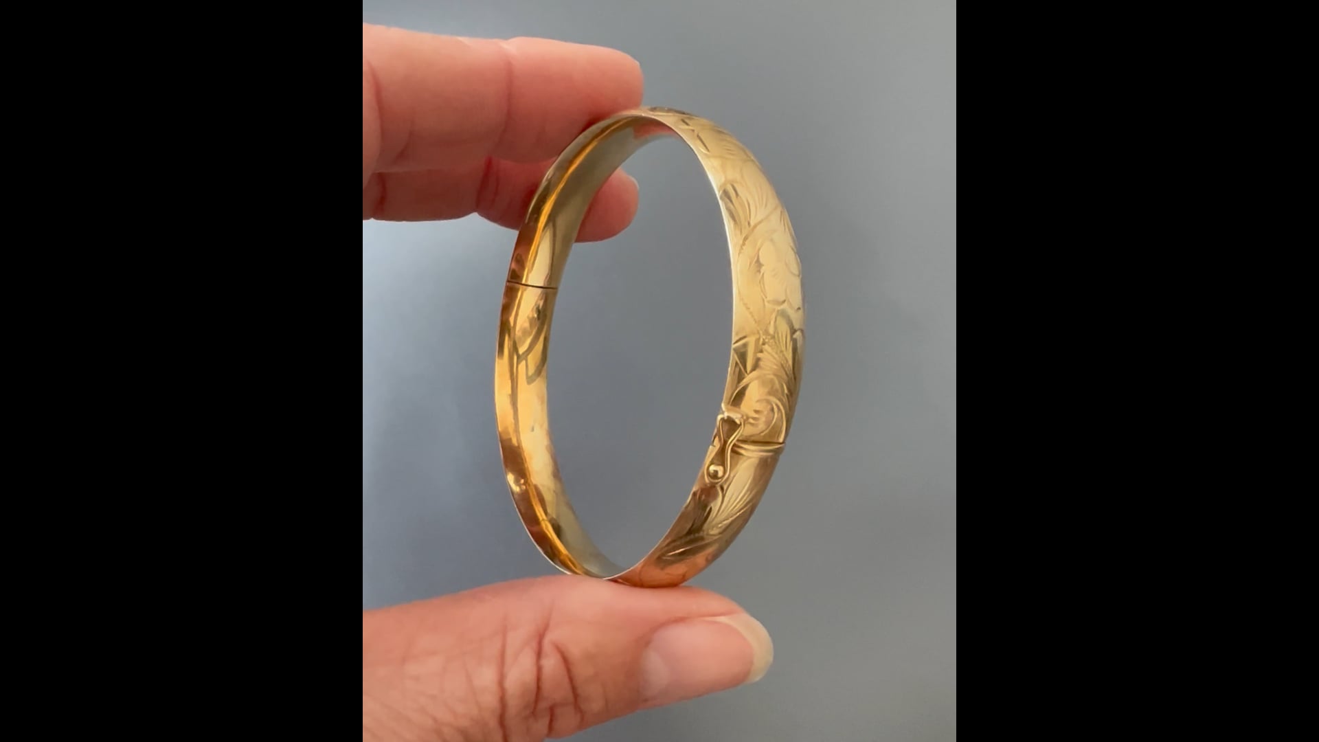 Bracciale rigido da donna in oro riempito con incisione floreale - Italia