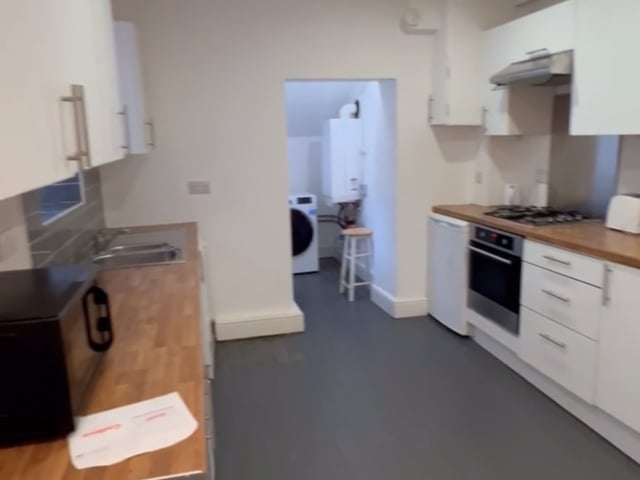 Furnished Room Available in Camden Road Flat! Main Photo