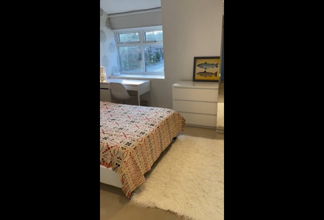 Double room in professional house share Main Photo