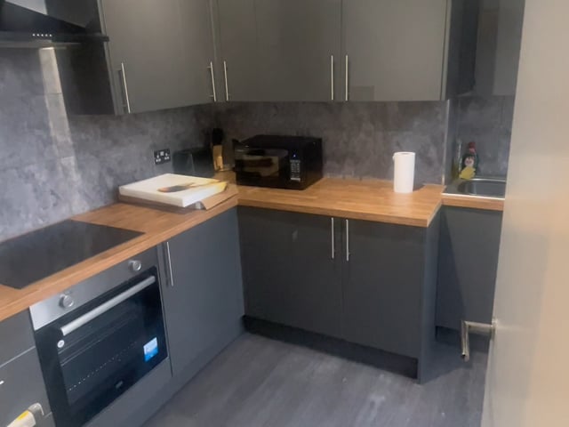 Newly Refurbished Flat, with 3 LARGE Double rooms Main Photo