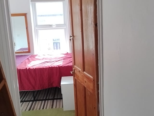 Large Double Bedroom  5 mins to Station  Reading. Main Photo