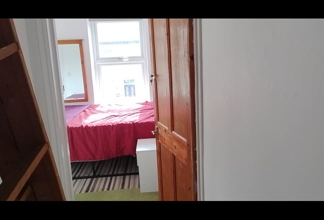 Large Double Bedroom  5 mins to Station  Reading. Main Photo