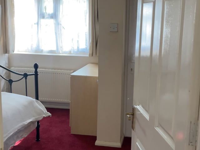 En suite room to rent in annex  Main Photo