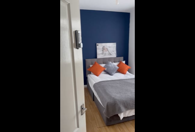 En suite double room available  Main Photo