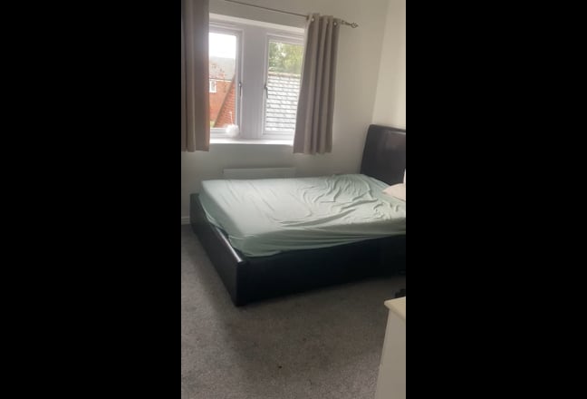 Double bed En-suite with storage and office Main Photo