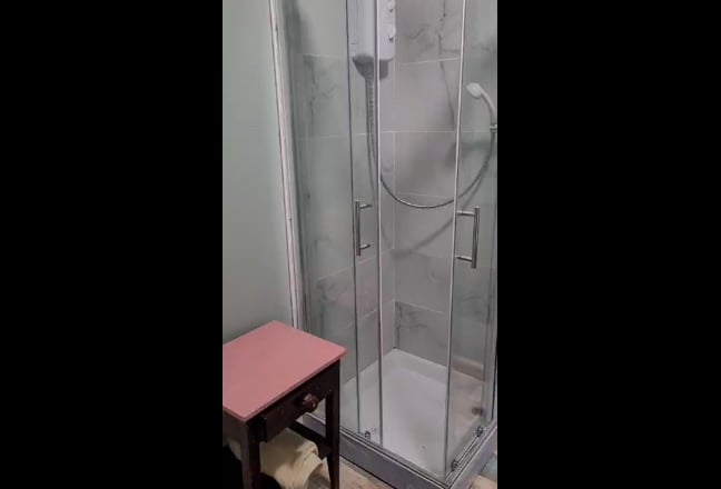 Secure en suite room. Shared kitchen  Main Photo