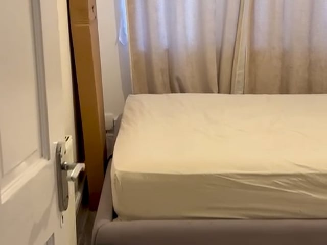 Lovely double room for female inmuslim family home Main Photo