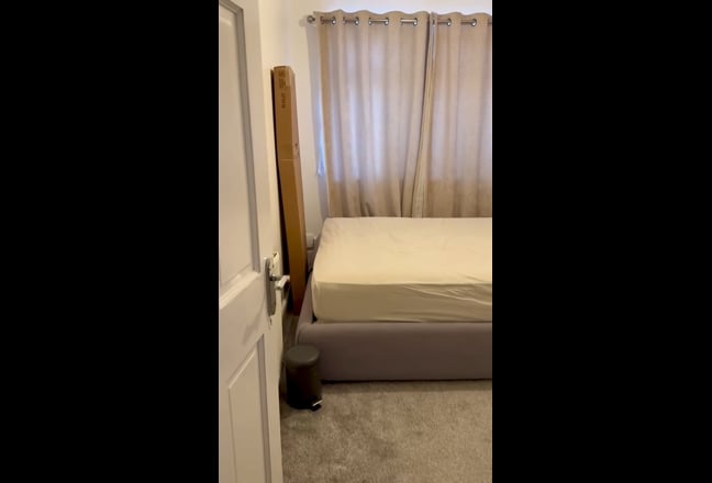 Lovely double room for female inmuslim family home Main Photo