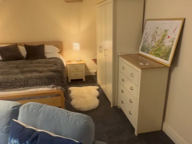 Large room with en-suite 16 minutes from hospital Main Photo