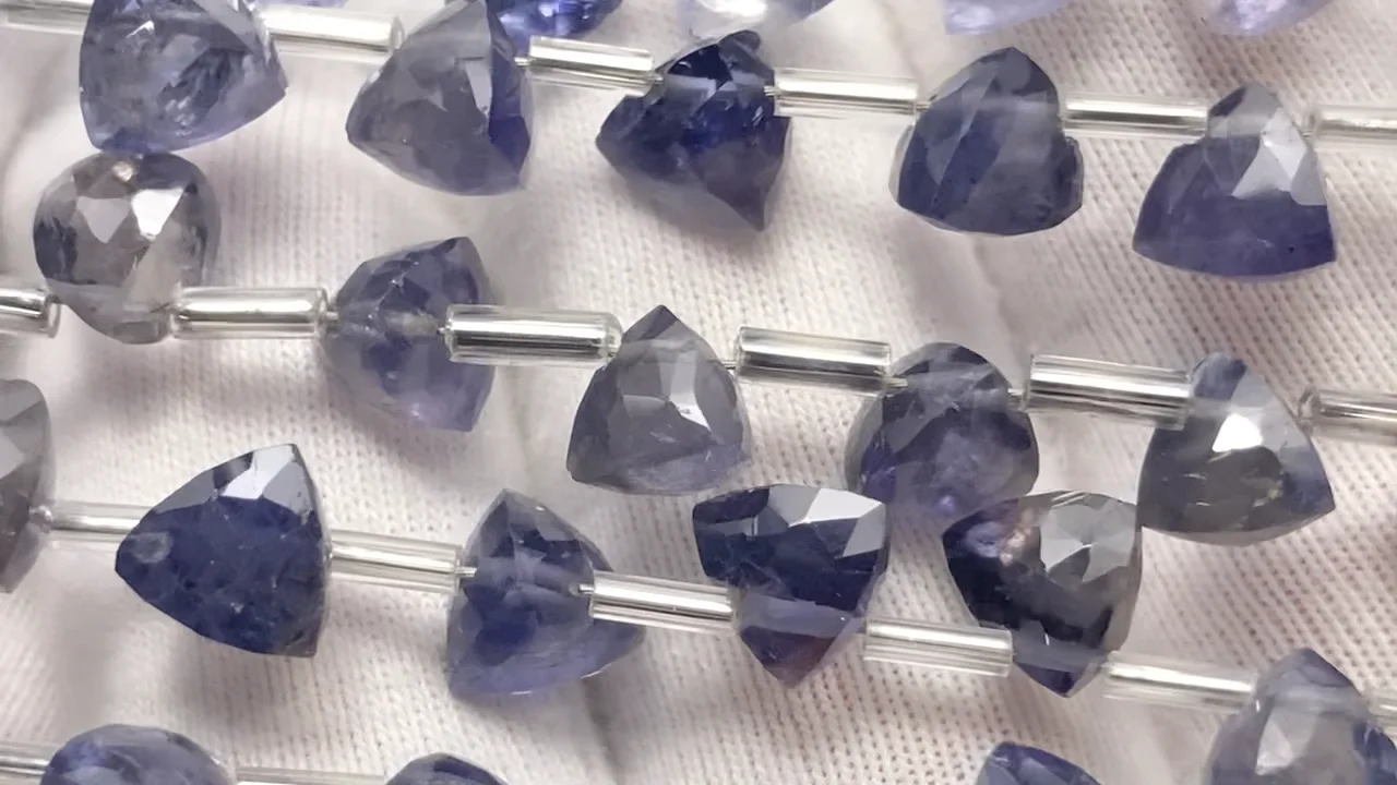 アイオライト 立体トライアングルカット6×6×6mm 1連（18粒）｜天然石