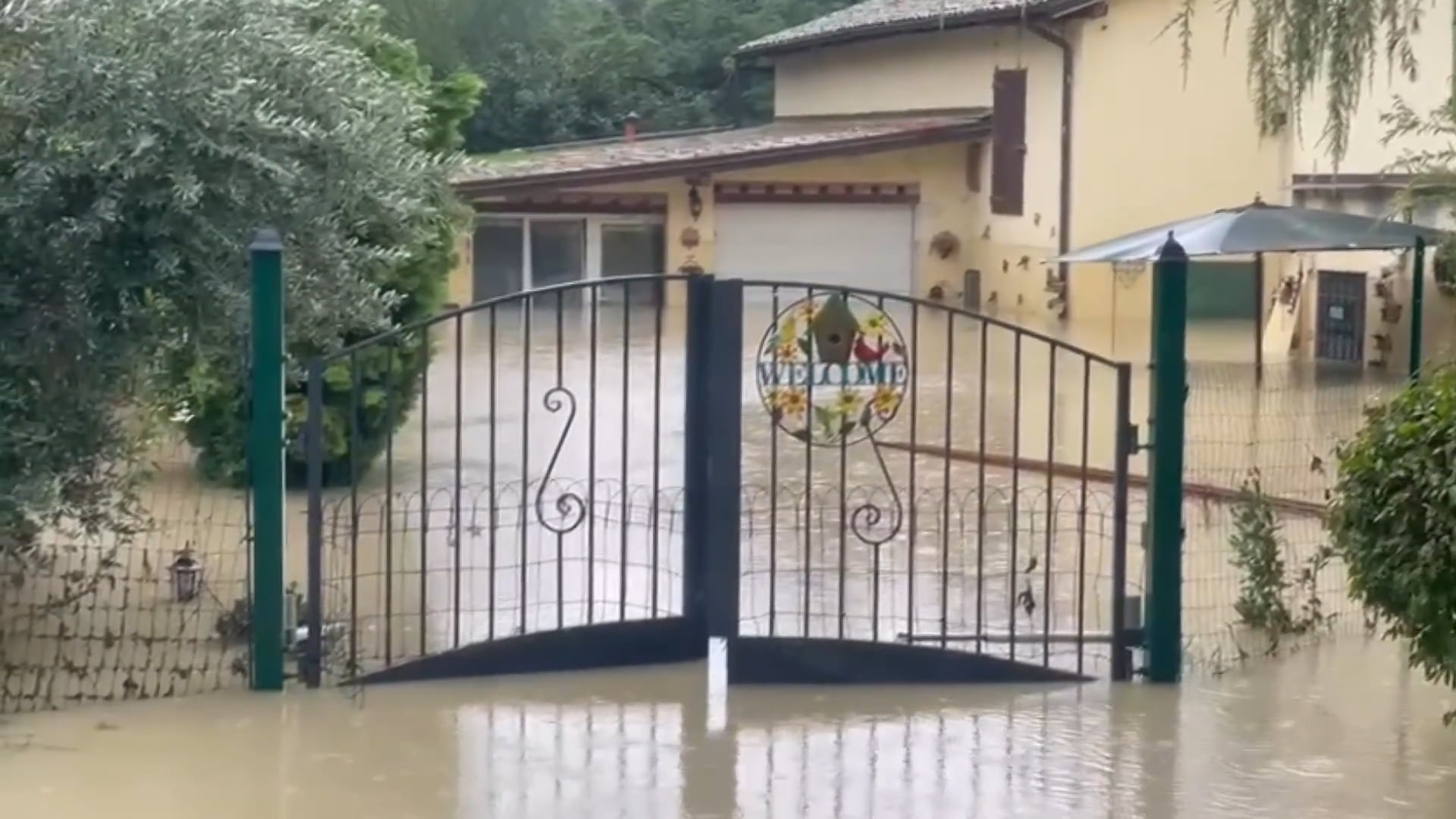 Ancora acqua, fango e detriti a pochi chilometri da Bologna
