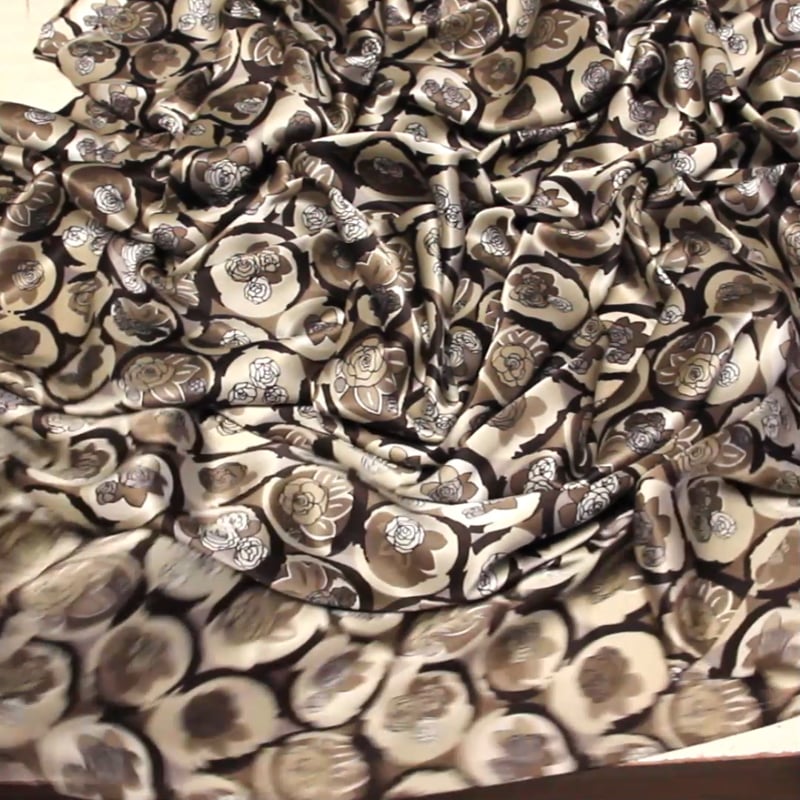 Vidéo: Satin 100% soie - Rond fleuri (Coupon de 1.50 mètres) Vidéo: Satin 100% soie - Rond fleuri (Coupon de 1.50 mètres)