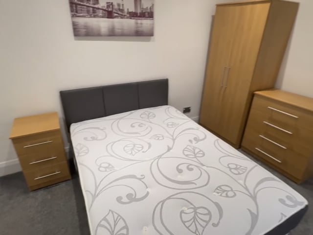 Large Double Room available to rent Main Photo