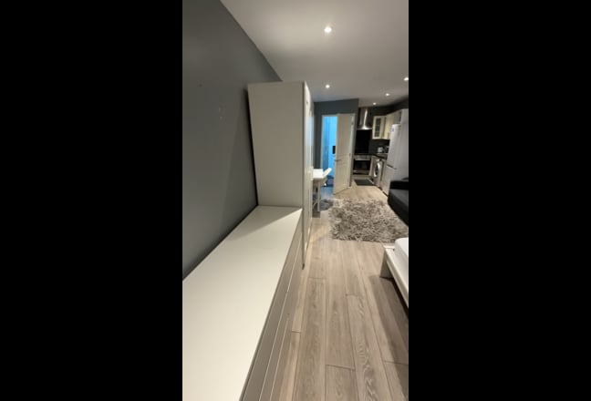 Newly Refurbished Studio 5 Mins to Station! Main Photo