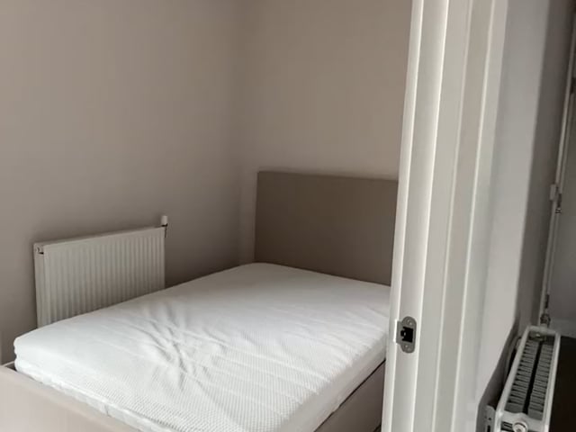 Spacious double bedroom in a 2 Bed Flat Main Photo