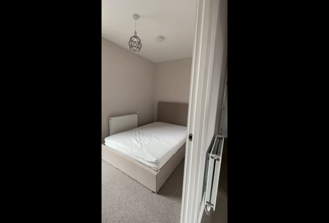 Spacious double bedroom in a 2 Bed Flat Main Photo