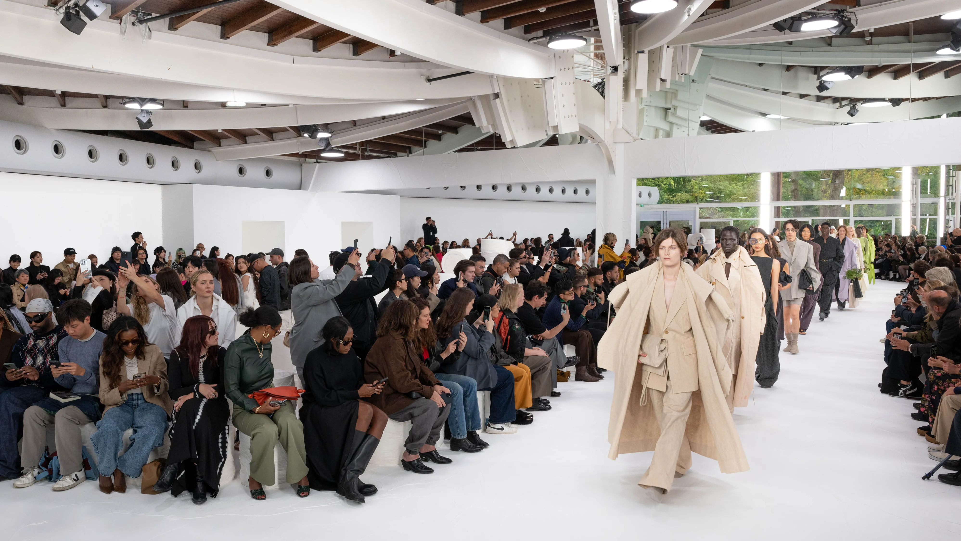ISSEY MIYAKE(イッセイ ミヤケ)」、2025年春夏コレクションを ISSEY MIYAKE(イッセイ ミヤケ)」、2025年春夏コレクションを