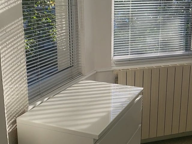 Ensuite Studio- kitchenette, Parking.& nr train st Main Photo