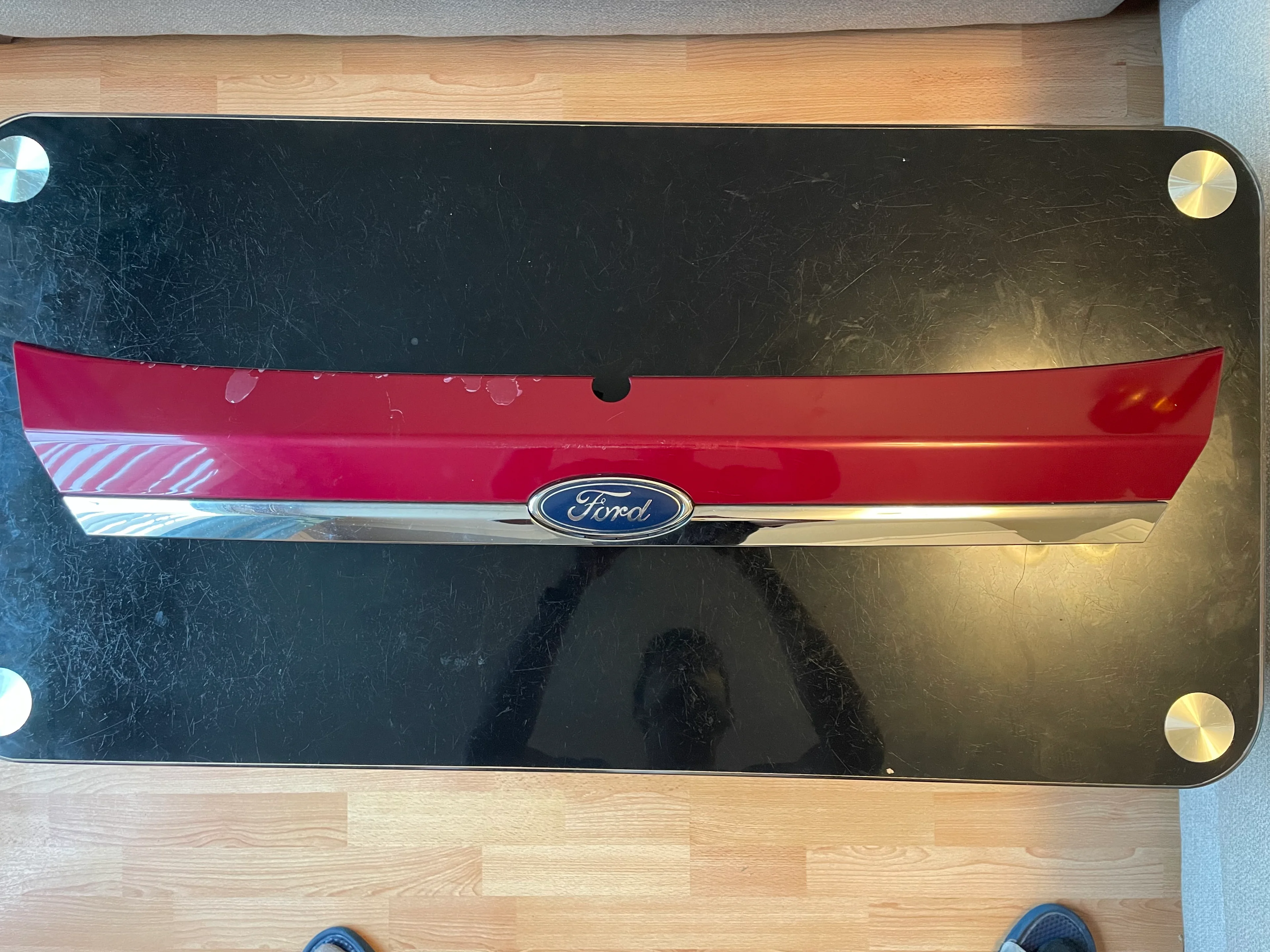 Spray painting tailgate panel