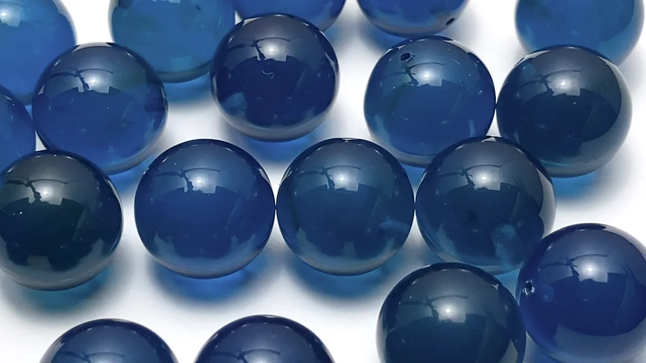 動画】ブルーカラーアンバー(琥珀) 片穴ラウンド12mm弱 2粒 - 天然石