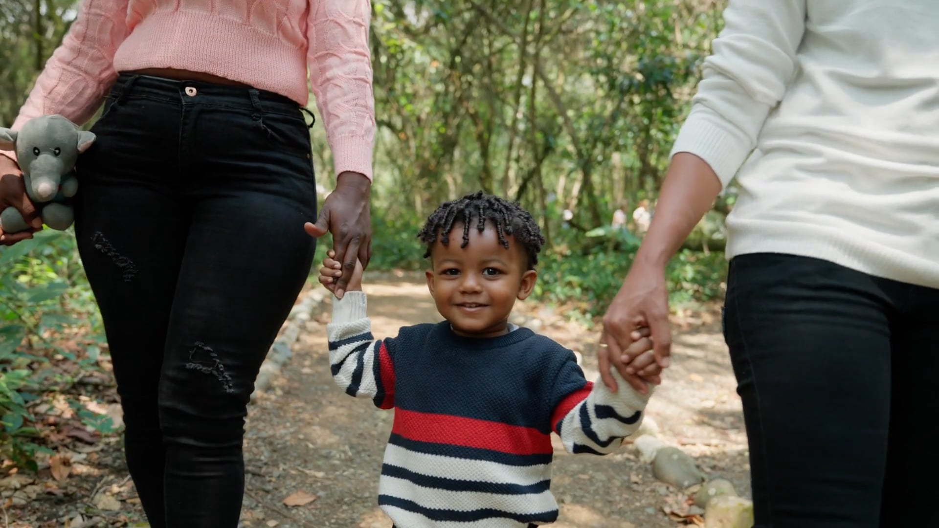 En tránsito - Yenci (Trailer)