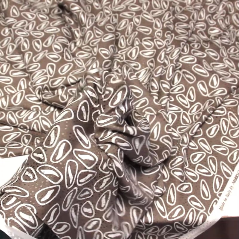 Vidéo: Satin 100% soie jacquard - Motif blanc fond taupe (Coupon de 1.50 mètres) Vidéo: Satin 100% soie jacquard - Motif blanc fond taupe (Coupon de 1.50 mètres)