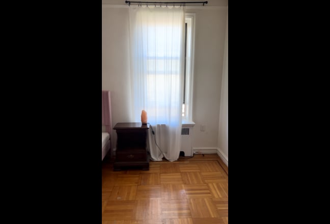 Large Room with Tons of Sunlight, 2/5 and Metro N. Main Photo